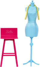 Carica l'immagine nel visualizzatore di Gallery, Barbie- Studio Stilista con Macchina da Cucire, Manichino e Accessori (Bambola Non Inclusa), FXP10