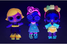 Carica l'immagine nel visualizzatore di Gallery, L.O.L. Surprise! Lights Glitter Doll with 8 Surprises Including Black Light Surprises