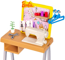 Carica l'immagine nel visualizzatore di Gallery, Barbie- Studio Stilista con Macchina da Cucire, Manichino e Accessori (Bambola Non Inclusa), FXP10