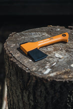 Carica l'immagine nel visualizzatore di Gallery, Fiskars 1015617 Ascia da Taglio, X5 (Lunghezza: 23 cm), Nero/Arancione - Ilgrandebazar