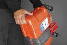 Carica l'immagine nel visualizzatore di Gallery, Husqvarna 580754201 - Tanica carburante Combinata, Benzina 5 l e Multicolore - Ilgrandebazar