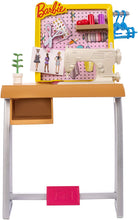 Carica l'immagine nel visualizzatore di Gallery, Barbie- Studio Stilista con Macchina da Cucire, Manichino e Accessori (Bambola Non Inclusa), FXP10