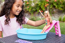 Carica l'immagine nel visualizzatore di Gallery, Barbie- Playset Bambola con Piscina e Accessori Giocattolo per Bambini 3+ Anni, GHL91