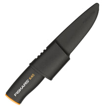 Carica l'immagine nel visualizzatore di Gallery, Fiskars Coltello universale da giardino a outdoor, Fodero in Nero/Arancione - Ilgrandebazar