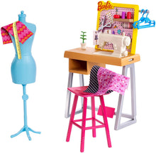 Carica l'immagine nel visualizzatore di Gallery, Barbie- Studio Stilista con Macchina da Cucire, Manichino e Accessori (Bambola Non Inclusa), FXP10