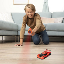 Carica l'immagine nel visualizzatore di Gallery, Air Hogs Zero Gravity Laser, Auto da Corsa Sulle Pareti Laser-Comandata, Rossa