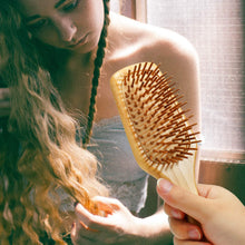 Carica l'immagine nel visualizzatore di Gallery, BFWood Spazzola Capelli in bambù per massaggiare il cuoio capelluto - bamboo - Ilgrandebazar