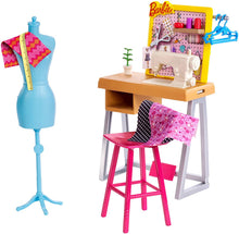 Carica l'immagine nel visualizzatore di Gallery, Barbie- Studio Stilista con Macchina da Cucire, Manichino e Accessori (Bambola Non Inclusa), FXP10