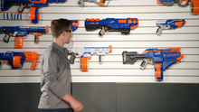 Carica l'immagine nel visualizzatore di Gallery, Nerf- Elite Trilogy DS-15 Blaster con 15 Dardi Originali e 5...