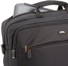 Carica l'immagine nel visualizzatore di Gallery, AmazonBasics - Borsa a tracolla per laptop, computer e tablet da 15.6'' (40 cm), nero, confezione da 1