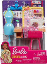 Carica l'immagine nel visualizzatore di Gallery, Barbie- Studio Stilista con Macchina da Cucire, Manichino e Accessori (Bambola Non Inclusa), FXP10