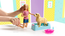 Carica l'immagine nel visualizzatore di Gallery, Barbie Bambola Veterinaria con Cagnolina Incinta, 3 Cuccioli Appena Nati,... - Ilgrandebazar