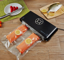 Carica l'immagine nel visualizzatore di Gallery, Amazon Basics - Rotoli sottovuoto per alimenti, Riutilizzabili, 30 cm x 600 cm, 2 unità