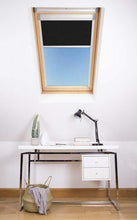 Carica l'immagine nel visualizzatore di Gallery, Bloc Skylight Blind M04 - Tenda a rullo oscurante per lucernari Velux, 603mm...