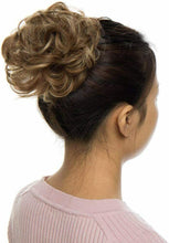 Carica l'immagine nel visualizzatore di Gallery, Chignon elastico per capelli con capelli finti color biondo cenere da 30 g, Coda