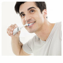 Carica l'immagine nel visualizzatore di Gallery, Oral-B Advance Power Spazzolino Elettrico a Batteria + 2 batterie stilo AA
