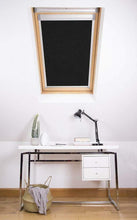 Carica l'immagine nel visualizzatore di Gallery, Bloc Skylight Blind M04 - Tenda a rullo oscurante per lucernari Velux, 603mm...