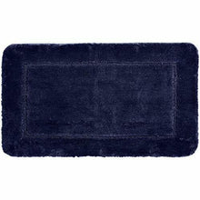 Carica l'immagine nel visualizzatore di Gallery, AmazonBasics - Set di tappeti da bagno con bordi scolpiti, 2 pezzi Blu Scuro