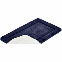 Carica l'immagine nel visualizzatore di Gallery, AmazonBasics - Set di tappeti da bagno con bordi scolpiti, 2 pezzi Blu Scuro