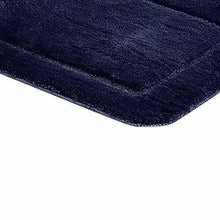 Carica l'immagine nel visualizzatore di Gallery, AmazonBasics - Set di tappeti da bagno con bordi scolpiti, 2 pezzi Blu Scuro