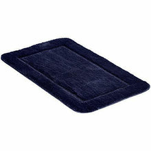 Carica l'immagine nel visualizzatore di Gallery, AmazonBasics - Set di tappeti da bagno con bordi scolpiti, 2 pezzi Blu Scuro